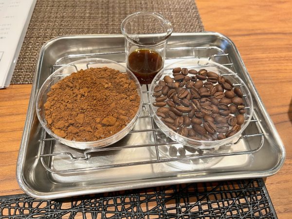 YOINEDの原料が並ぶ。コーヒー豆と、豆を粉砕した粉、コーヒーオイル。