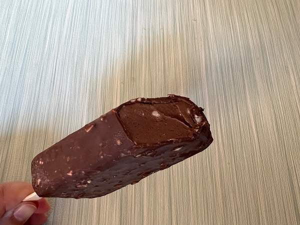 「アンデイコ ハワイアンホースト マカデミアナッツチョコレート」の断面