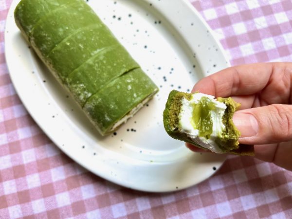 お抹茶ロールをひとくち食べた断面。