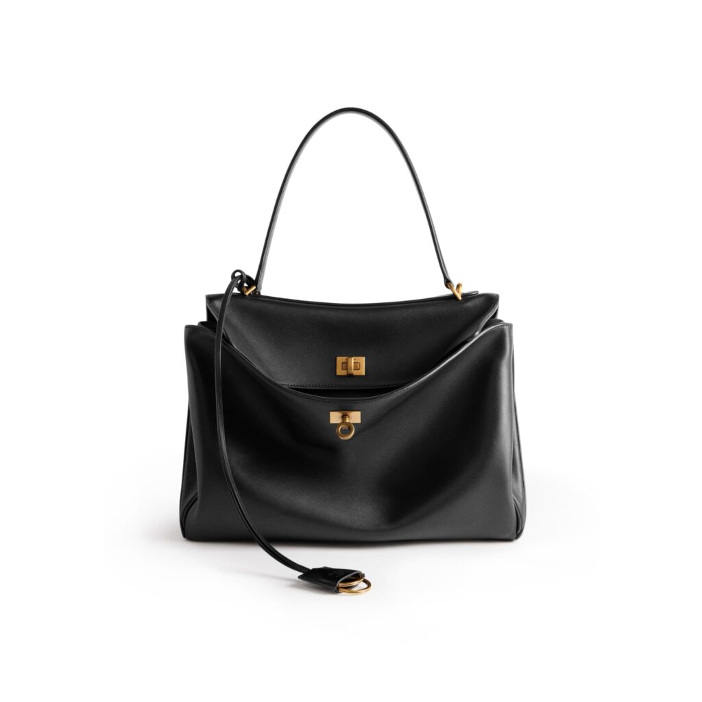 バレンシアガ Rodeo バッグ ミディアム。ブラックのカーフスキンにゴールド金具。フロントフラップ付きワンハンドルバッグ