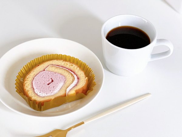 三星監修ハスカップロールケーキとコーヒー