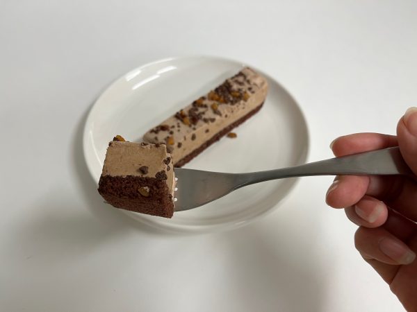 チョコレートケーキバーを食べている様子。