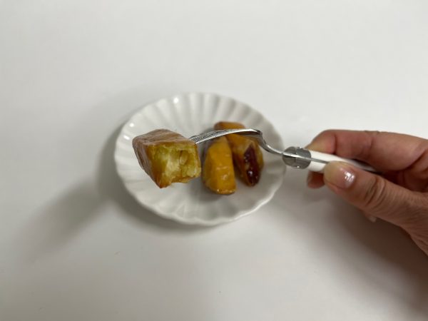 大学芋を食べている様子。中身見せ。