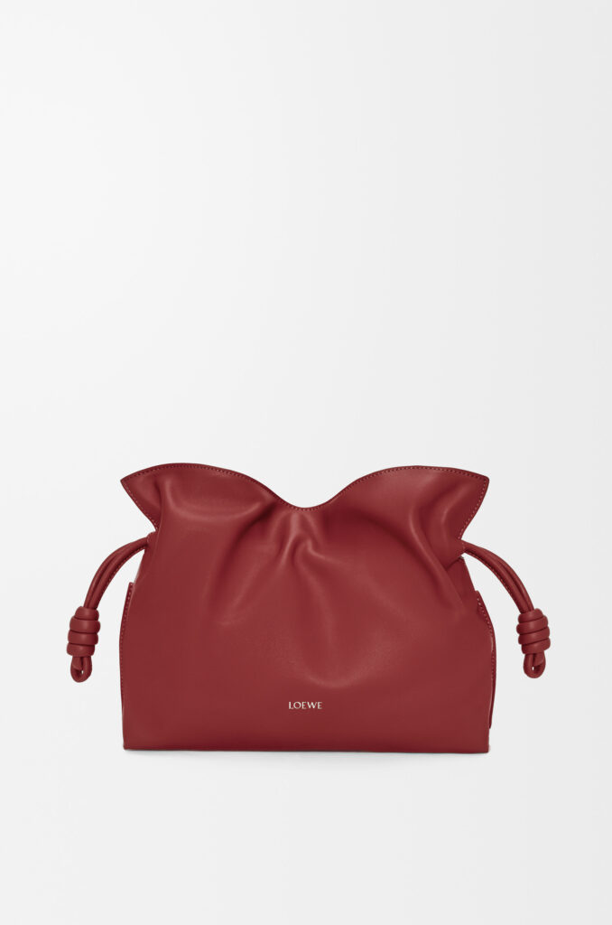 ロエベ フラメンコクラッチ ミディアム。レッドのナパレザー素材にドローストリングとノット装飾付き
