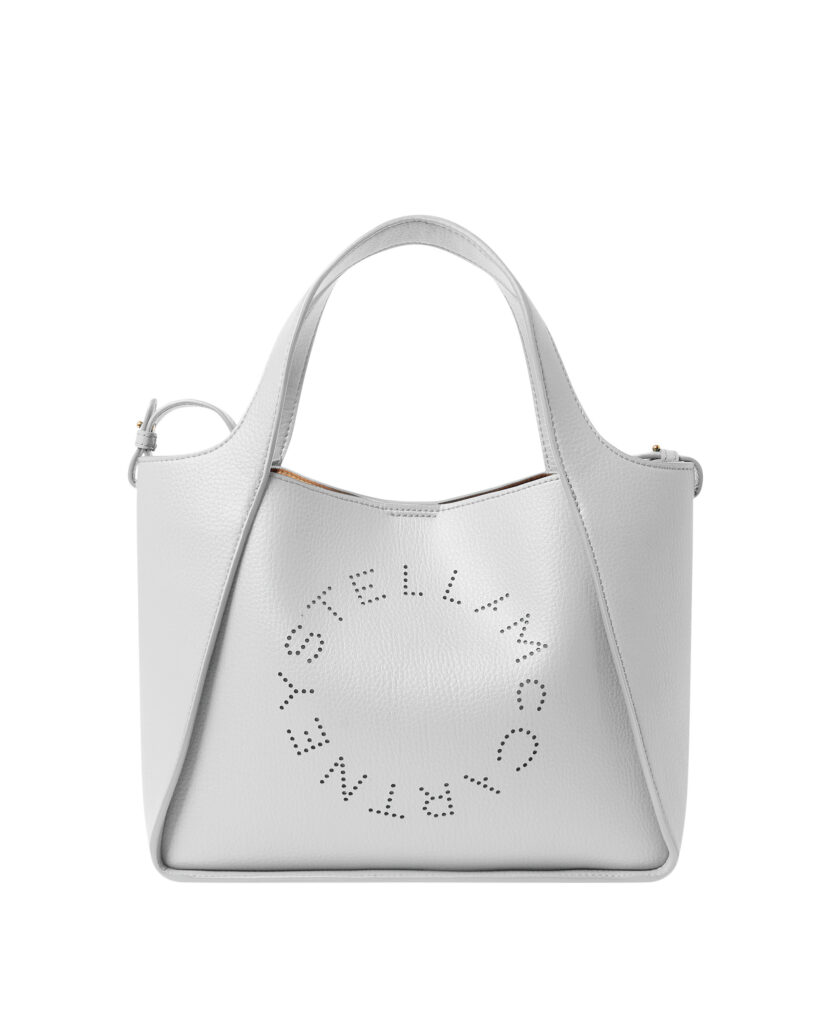 ステラマッカートニー ロゴ クロスボディ トートバッグ。パールグレーのヴィーガン素材にパンチングロゴ入り。ポーチ付き