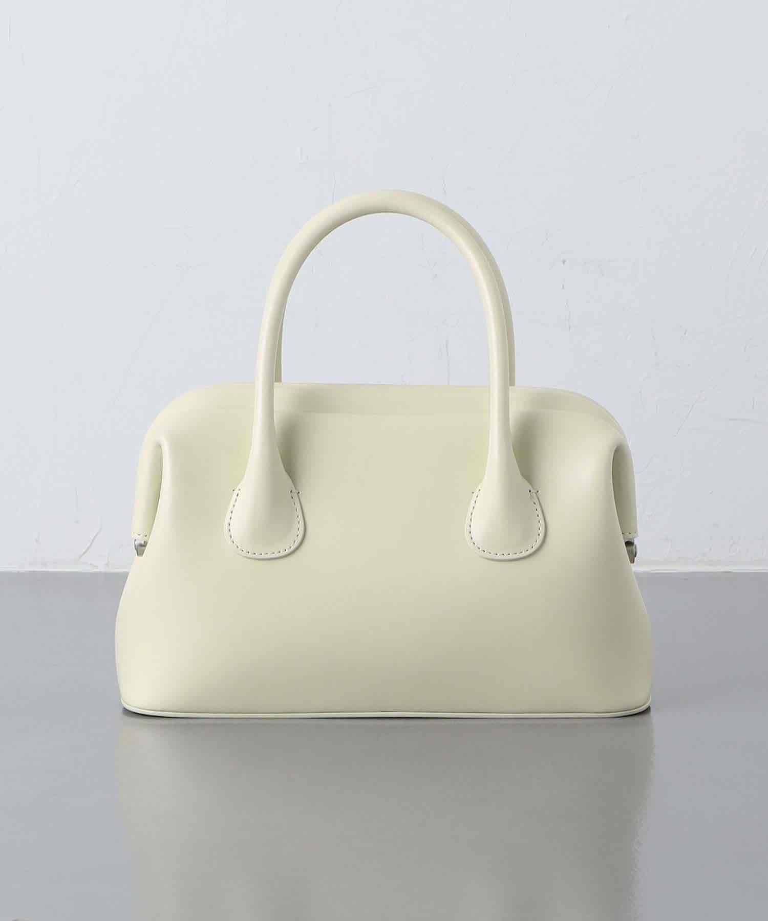 シンプルながらエッジの効いたフォルムが、卒入園コーデのほどよいアクセントになってくれるオソイのバッグ