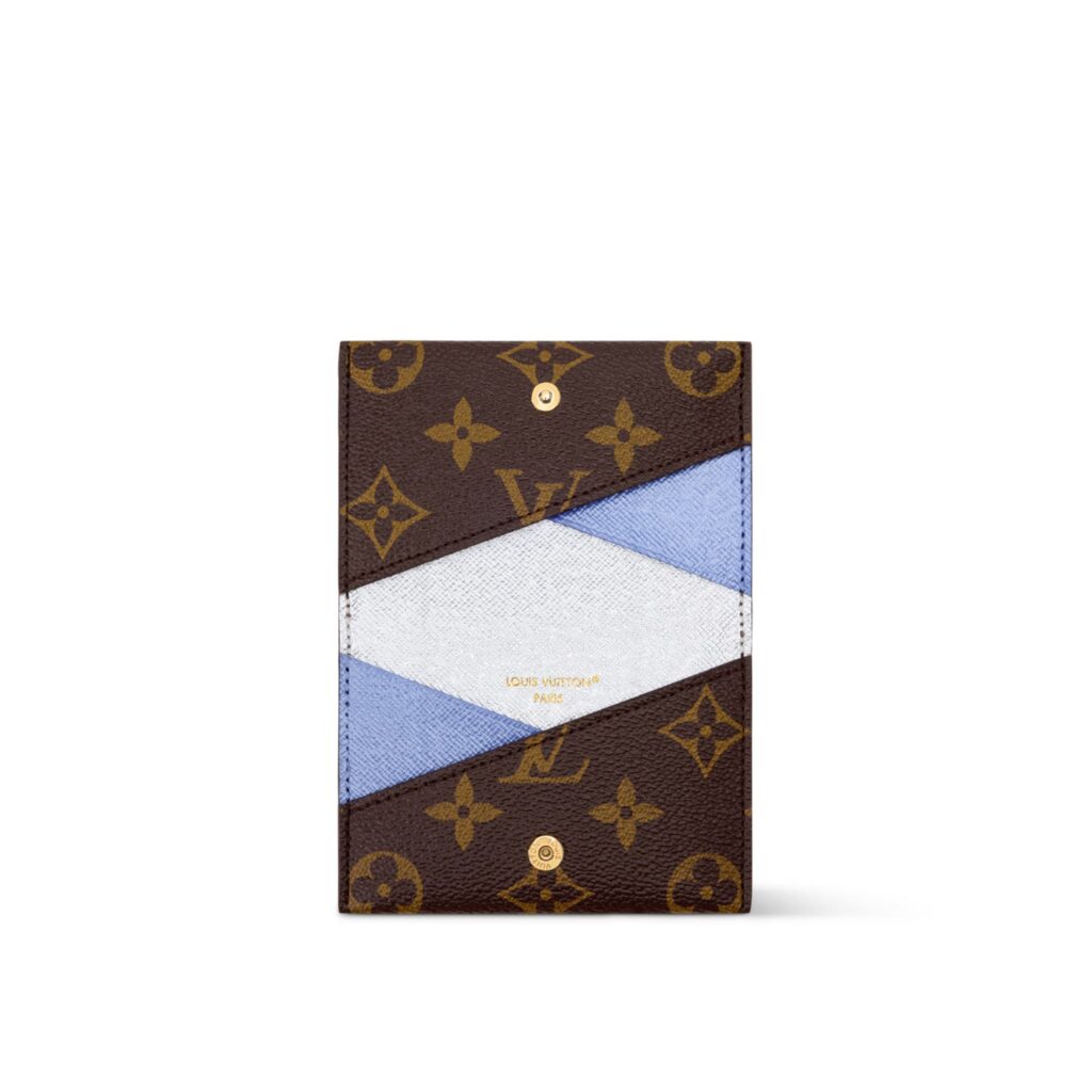 ケースの内側はブルーとシルバーの配色がなされたカードケース