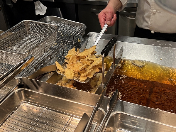 丸亀製麺の「焼きたて牛すきごぼ天ぶっかけうどん」のごぼうの天ぷら