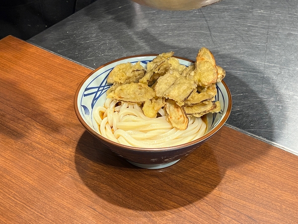 丸亀製麺の「焼きたて牛すきごぼ天ぶっかけうどん」にはごぼう天がたっぷり