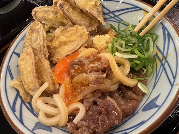 丸亀製麺の「焼きたて牛すきごぼ天ぶっかけうどん」の卵黄は最後に混ぜて