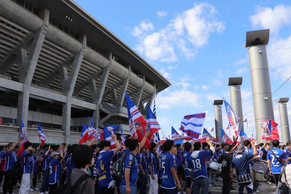 試合前からスタジアム前ではサポーターの熱気があふれています