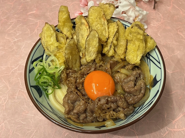 丸亀製麺の「焼きたて牛すきごぼ天ぶっかけうどん」