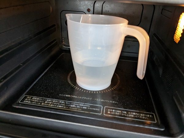 キャンドゥ　計量カップ1000ml を加熱しているところ