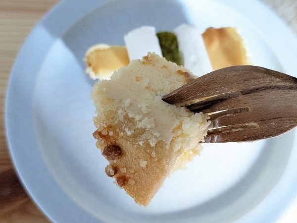 成城石井　成城石井自家製 シチリアレモンのチーズケーキをカットしたもの