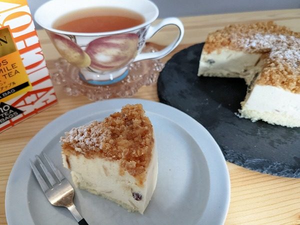 成城石井　成城石井自家製 生プレミアムレアチーズケーキとFAUCHON ルイボスカモミール＆アップル を並べたテーブル