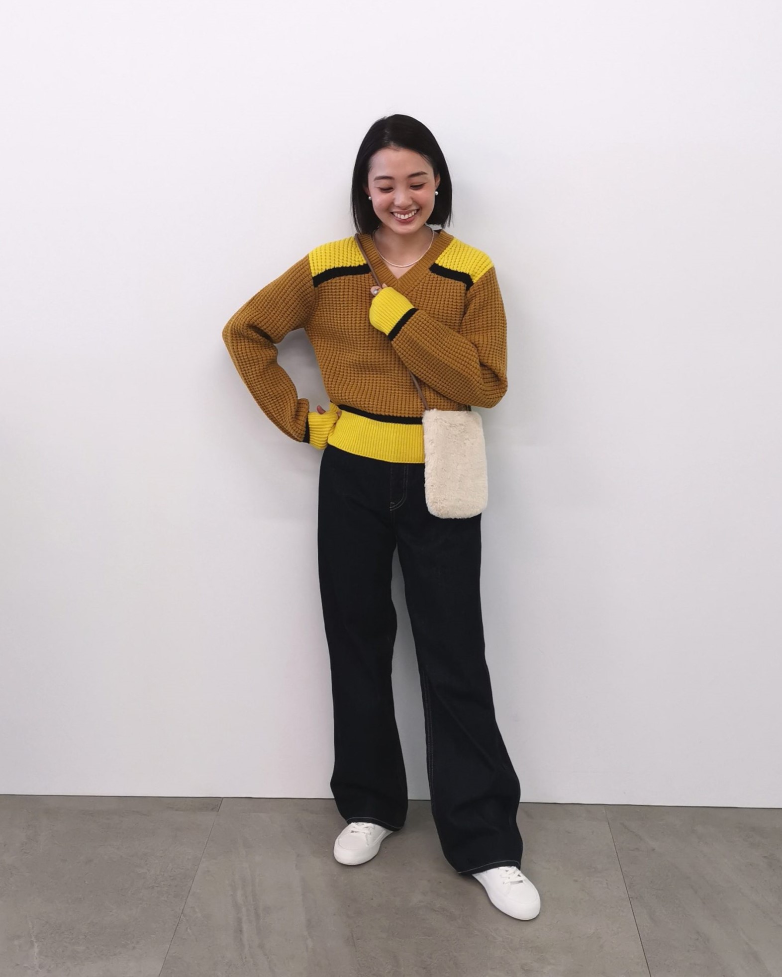 UNIQLO and MARNI（ユニクロ アンド マルニ）ポップコーンニットVネックセーター×バギーデニムのコーディネート。