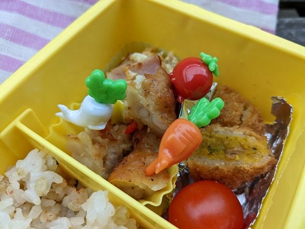 ダイソー　変な野菜ピックス 抗菌 6Pを使ったお弁当