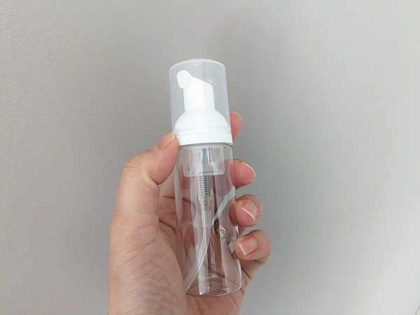 キャンドゥ　携帯用泡ポンプ 50ml を手に持った様子