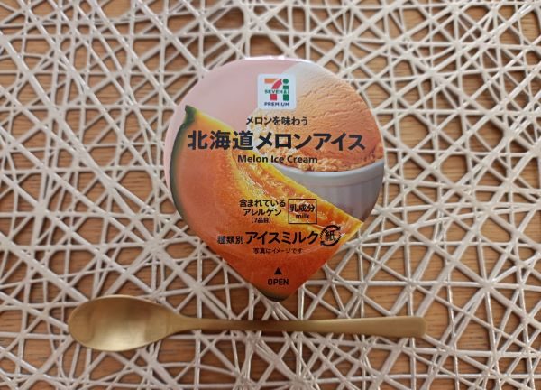 セブン-イレブン「7プレミアム　メロンを味わう　北海道メロンアイス」のパッケージ画像