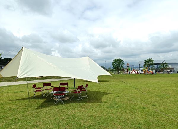 「道の駅　まえばし赤城」の芝生広場にあるキャンプ用テント