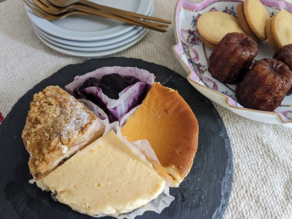 成城石井自家製 4種のチーズケーキセレクションと成城石井 カヌレ＆自家製サブレサンドを並べたテーブル