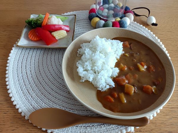 カインズ「シリコーンクッキングキャップ」を使用して作ったカレーと蒸し野菜