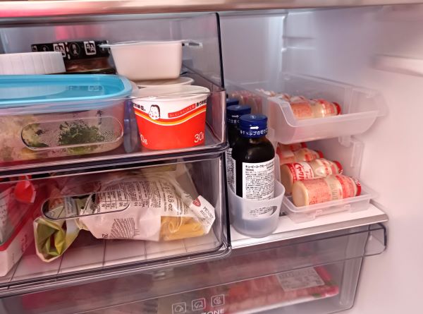 セリア「乳酸菌飲料ラック」と「ミニドリンクストッカー」を冷蔵庫内に置いた図