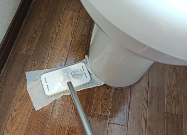 カインズ「トイレ用床ワイパー」で床と便器のキワを拭く図