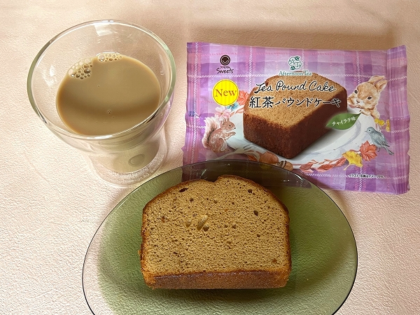 ファミリーマートの「Afternoon Tea監修 紅茶パウンドケーキ チャイラテ味」の中身