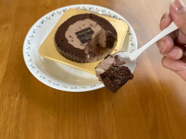 ロールケーキをスプーンですくっているところ。