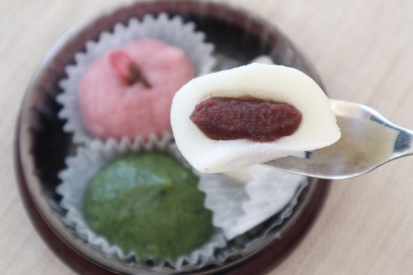 「春の三色こもち（桜もち・餡もち・草もち）」の断面