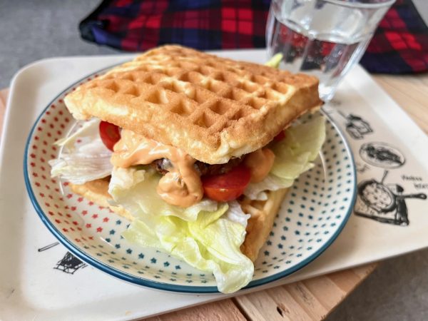 野菜とハンバーグにソースをつけてワッフルでサンドしたバーガーの完成。