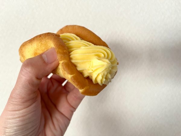 バターオムレットを手で持っている様子。