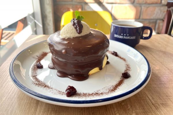 チョコレートのパンケーキとコーヒー。