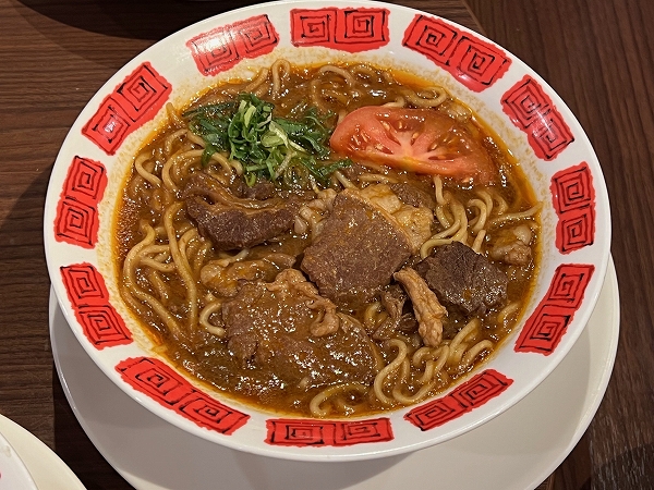 バーミヤンの「番茄牛肉麺（ファンチェニューローメン）」