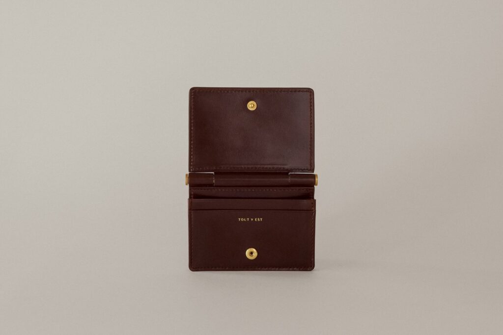 ブラスパイプでフラップが回転する独自構造の名刺入れ