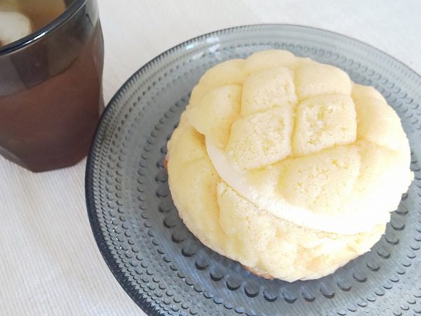 成城石井自家製 北海道産純生クリームのメロンパンとアイスティで楽しむテーブル