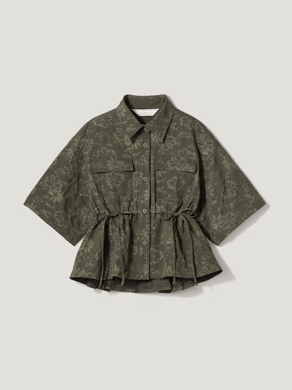 ジャガー素材のカーキのユーティリティシャツ