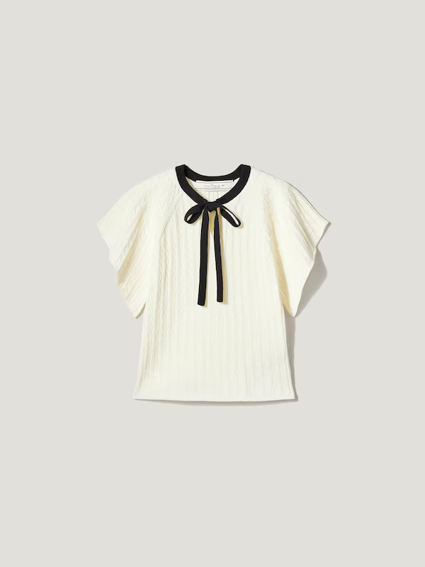 ケーブルニットの白のプルオーバー