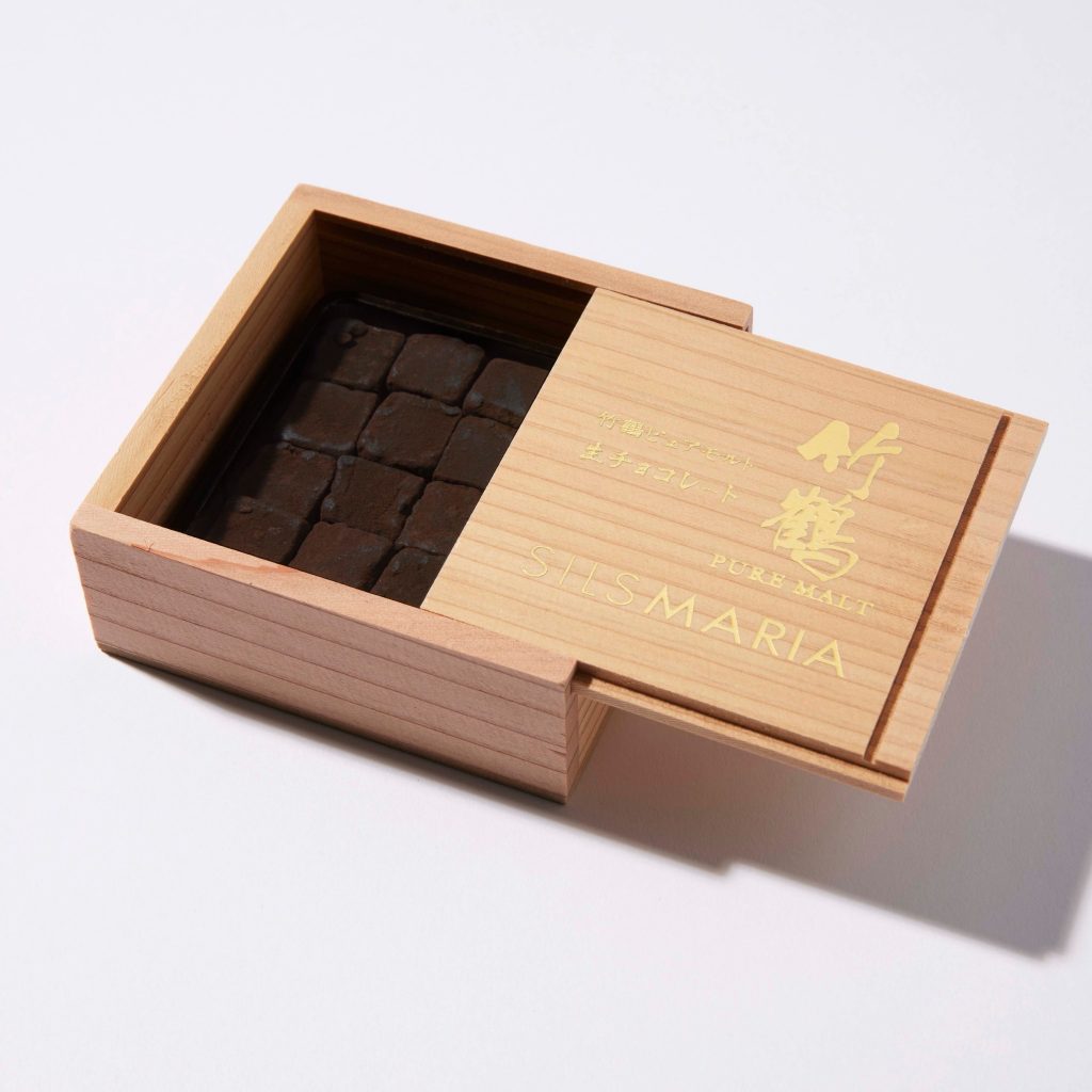 高級感溢れる木箱に、16粒の生チョコレートがぎっしり。
