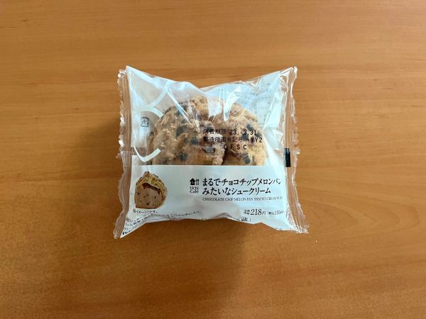 まるでチョコチップメロンパンみたいなシュークリームのパッケージ。