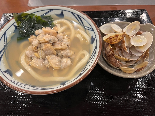 丸亀製麺の「山盛りあさりうどん」にはあさりがたっぷり