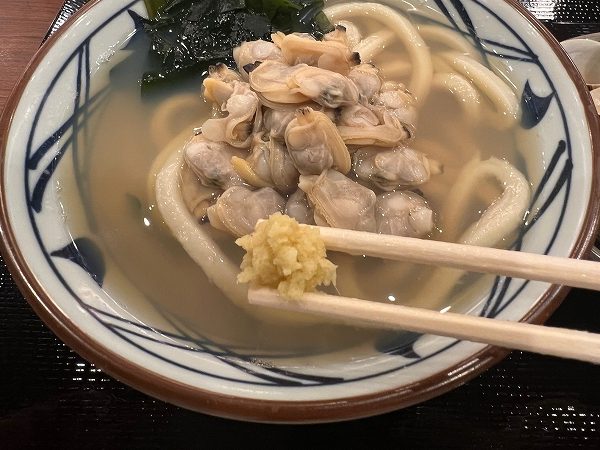 丸亀製麺の「山盛りあさりうどん」におろししょうがも合う