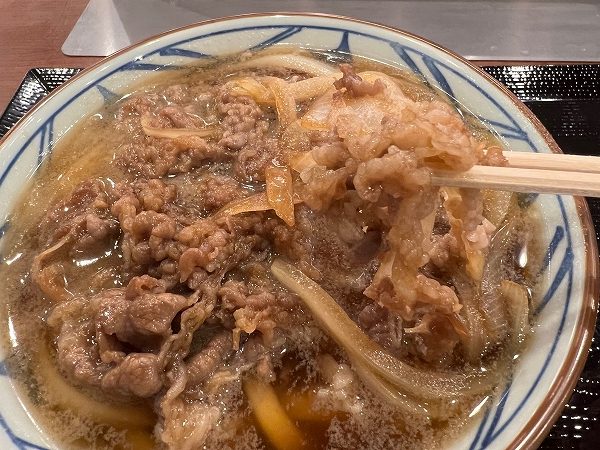 丸亀製麺の「焼きたて肉うどん」は牛肉がたっぷり