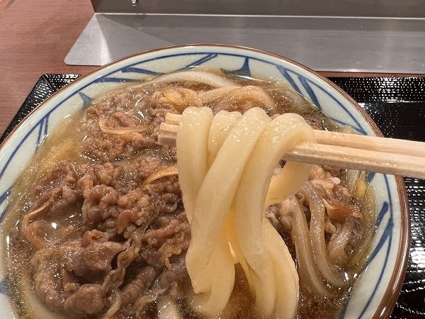 丸亀製麺の「焼きたて肉うどん」は甘辛い味わい