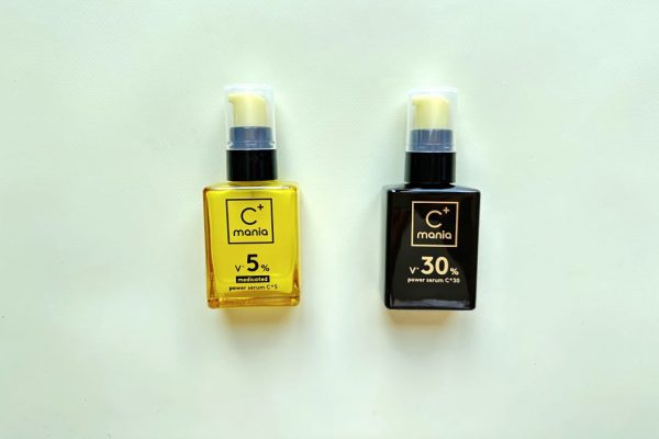 〈左から〉C+mania 薬用パワーセラム C+5 （医薬部外品） 20mL ￥4,980、C+mania パワーセラム C+30 20mL ￥7,480（プレミアアンチエイジング）