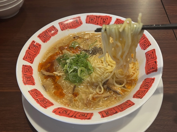 バーミヤンの「酸辣湯麺」のスープが麺に絡む