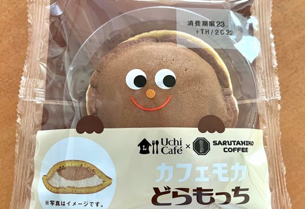 カフェモカどらもっちのパッケージ。目や鼻、口、手のイラストが入る。