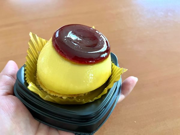 生カスタードケーキのフタをあけたところ。