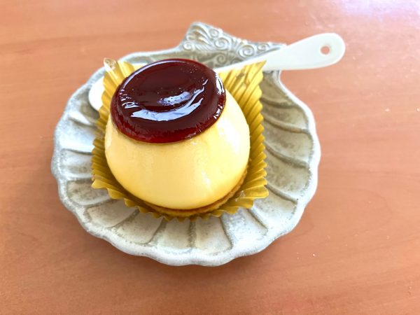 生カスタードケーキをお皿に出したところ。